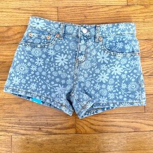 Levi’s Girlfriend Shorts